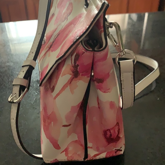 Guess Floral crossbody bag - Picture 11 of 14